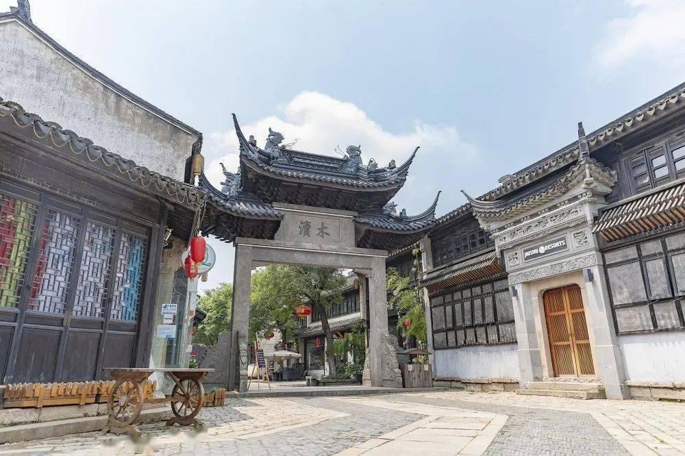 日本大分机场一架教练机在着陆时偏出跑道